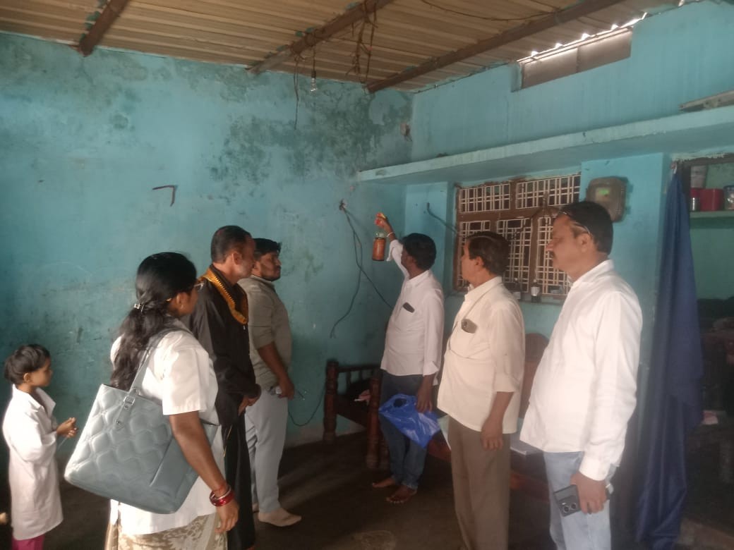 ఇంటింటా శానిటైజేషన్ చేసిన వైద్యులు