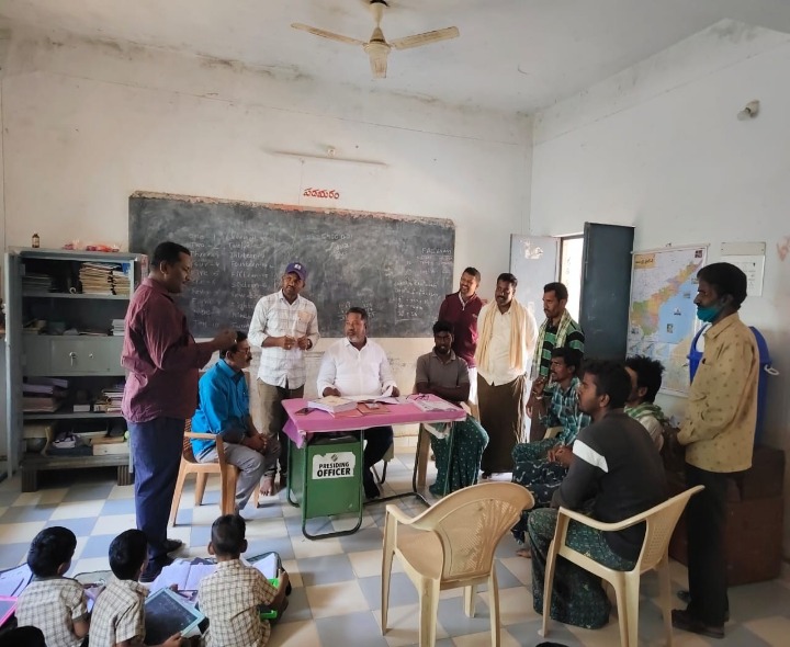 ఉపాధ్యాయుడికి షోకాజ్ నోటీసు జారీ