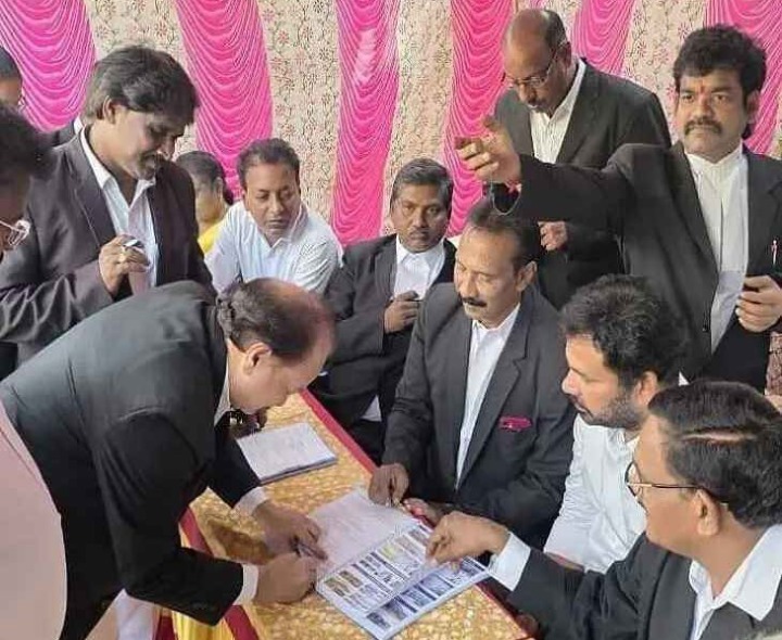 జిల్లా కోర్టు ఆవరణలో కోటి సంతకాలు సేకరణ