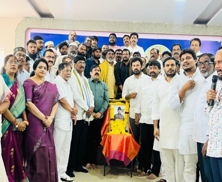 అబ్దుల్ కలాం ఆజాద్ జయంతి వేడుకలో వైసీపీ నేతలు