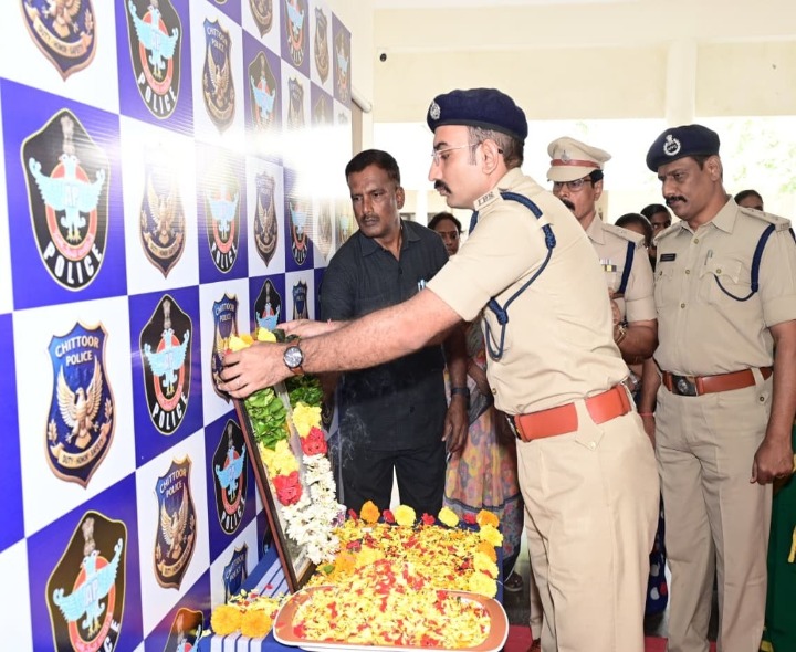 మౌలానా అబుల్‌కు నివాళులర్పించిన ఎస్పీ