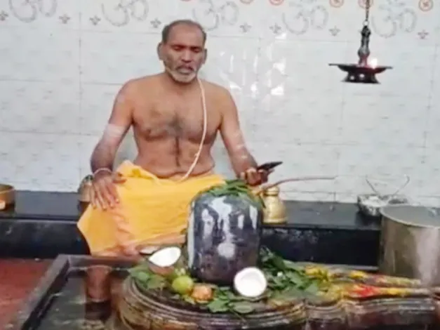 ఆ అర్చకుడి పూజల పట్ల భక్తుల ఆగ్రహం