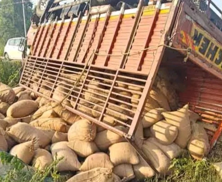 ధాన్యం లోడుతో వెళ్తున్న వ్యాన్ బోల్తా