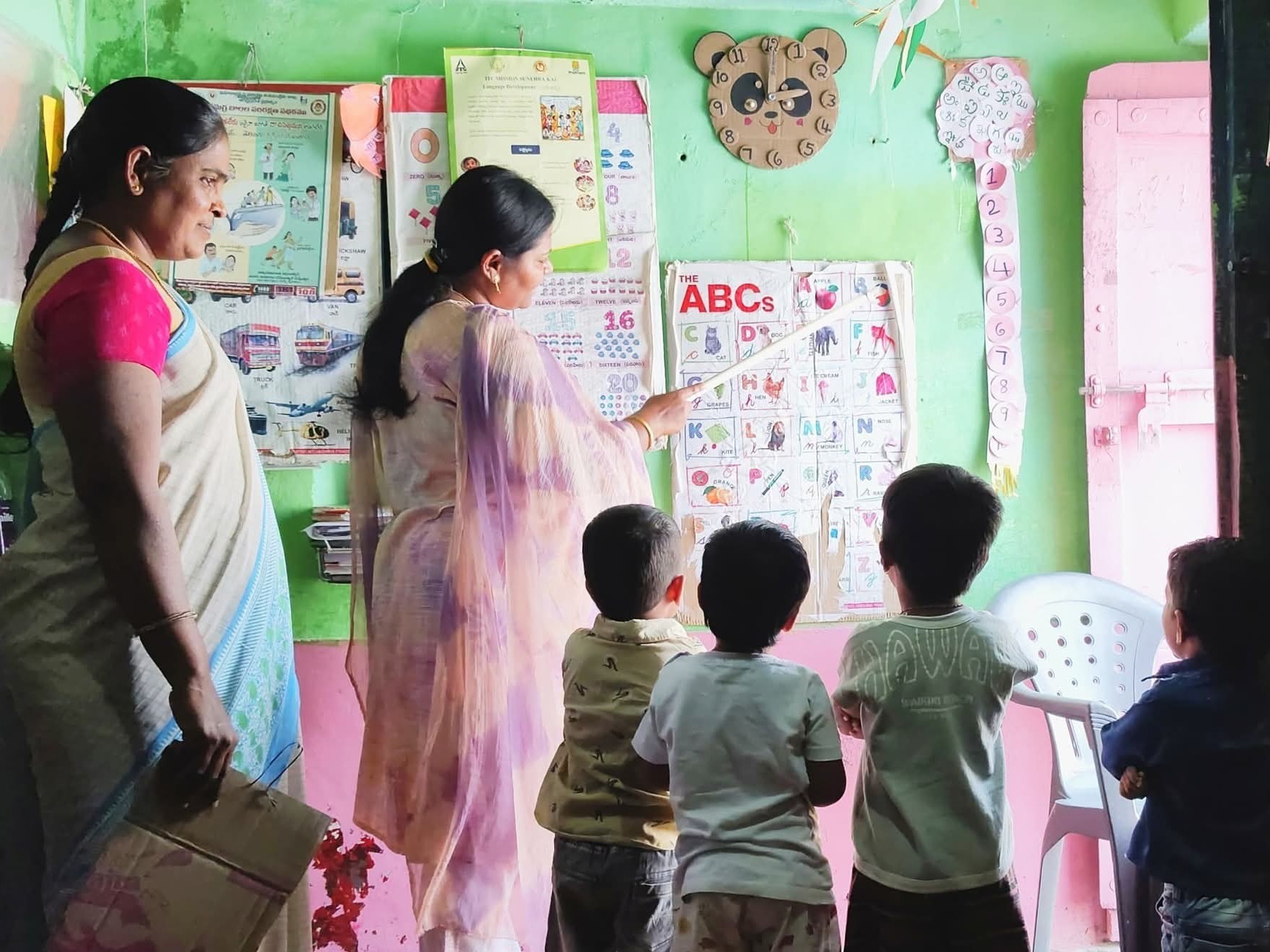 టీచర్‌గా మారిన గ్రామ సర్పంచ్ మోనాలిసా