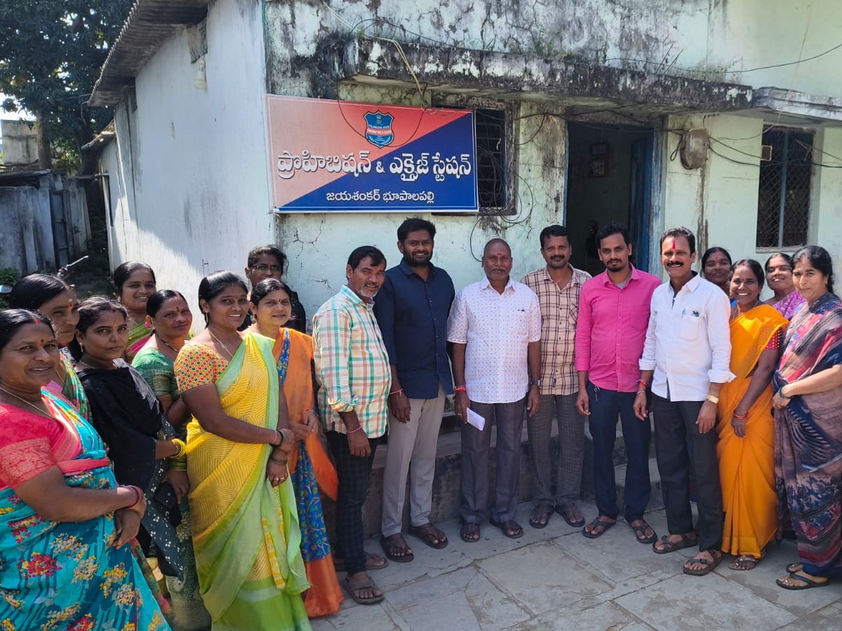 వైన్స్ ప్లేస్ మార్చాలని ఎస్ఐకి వినతి పత్రం