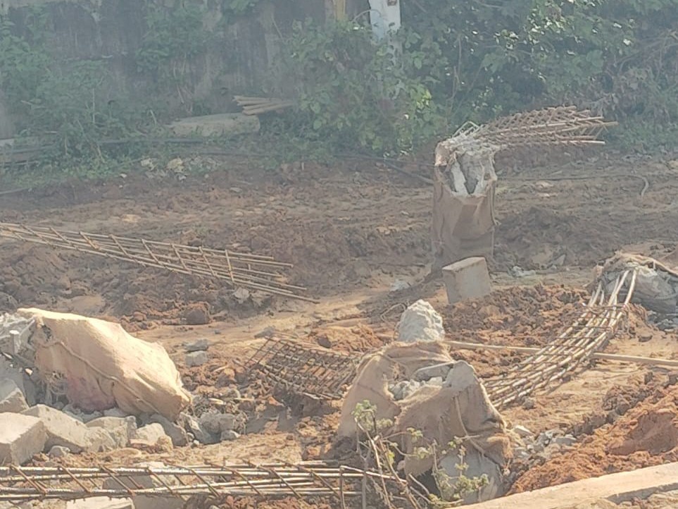 అక్రమ నిర్మాణాలను కూల్చివేసిన రెవెన్యూ అధికారులు