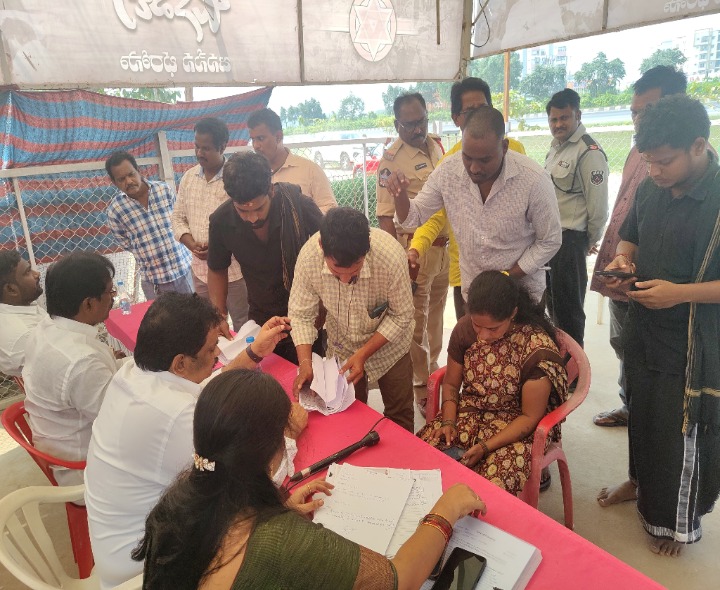 జానవాణి కార్యక్రమంలో పాల్గొన్న వేగుళ్ల లీలా కృష్ణ