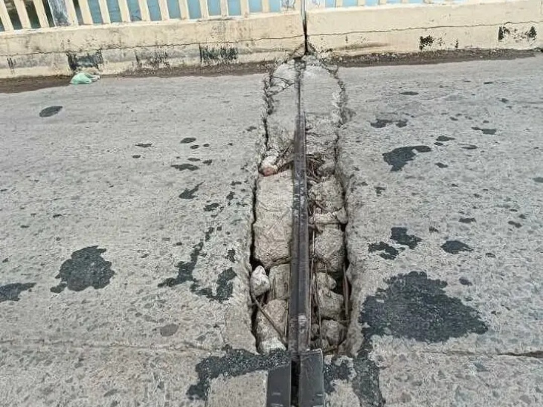 బిడ్జిపై ప్రమాదంగా మారిన గుంత