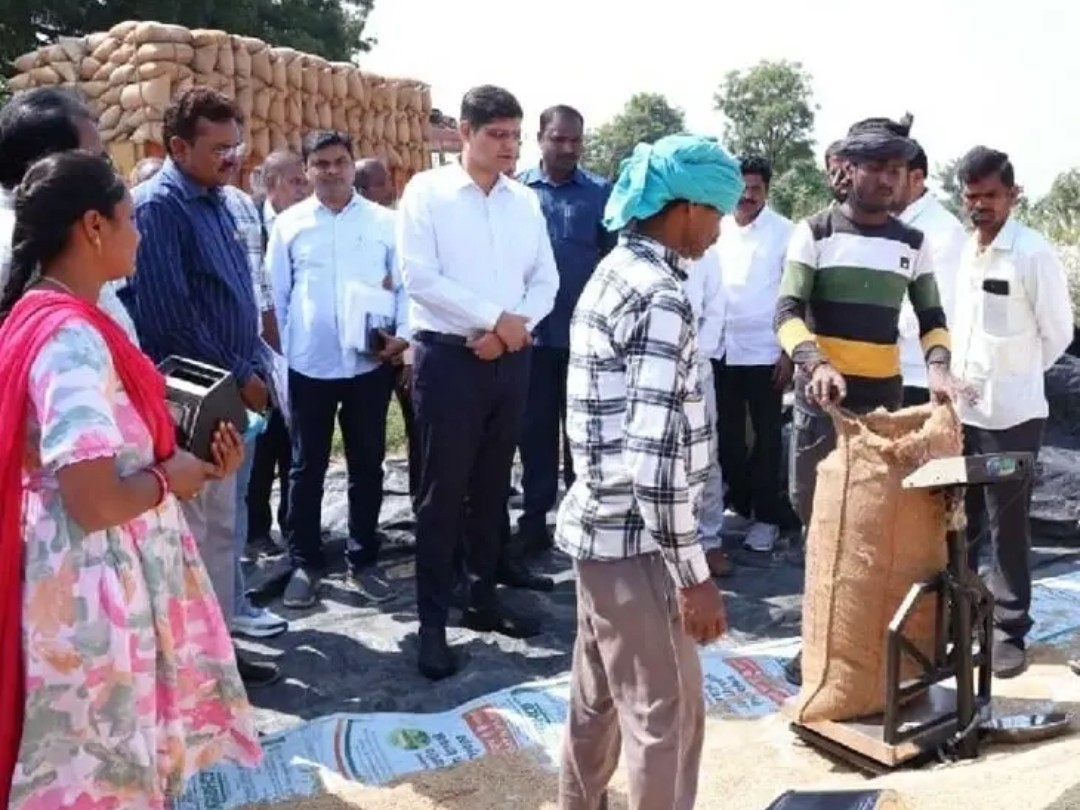 వరి కొనుగోలు కేంద్రాన్ని తనిఖీ చేసిన కలెక్టర్