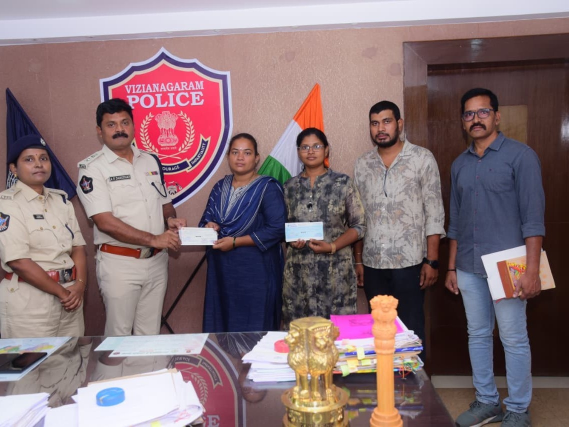 పోలీస్ కుటుంబాలకు చేయూత చెక్కుల పంపిణీ