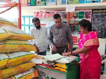 రాజాపేటలో ఫర్టిలైజర్ దుకాణాల తనిఖీ