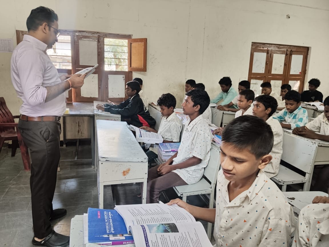 విద్యార్థులకు గుణాత్మక విద్యను అందించాలి: యువరాజ్ మర్మాట్