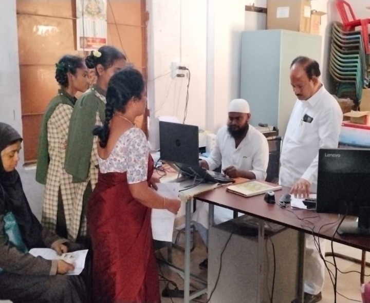 ఆధార్ కేంద్రాన్ని తనిఖీ చేసిన ఛైర్మన్