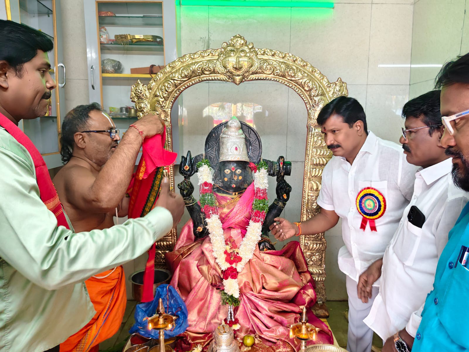 ఆలయంలో SC, ST కమిషన్ సభ్యులు ప్రవీణ్ పూజలు