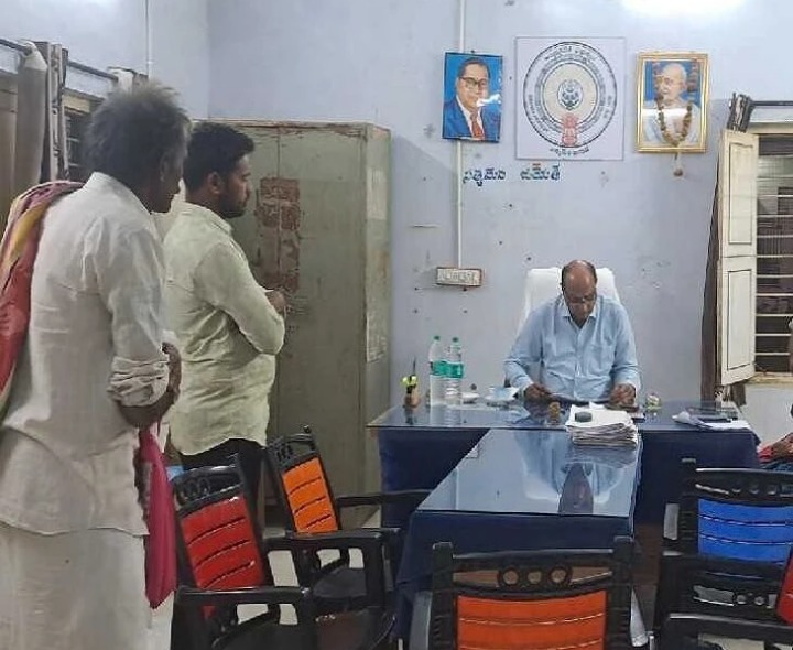 తహసీల్దార్ కార్యాలయాన్ని సందర్శించిన సబ్ కలెక్టర్