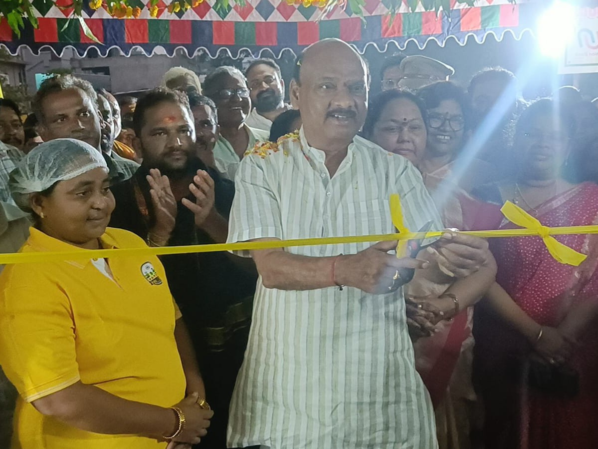 నర్సీపట్నంలో అరకు కాఫీ రుచిచూసిన స్పీకర్ దంపతులు