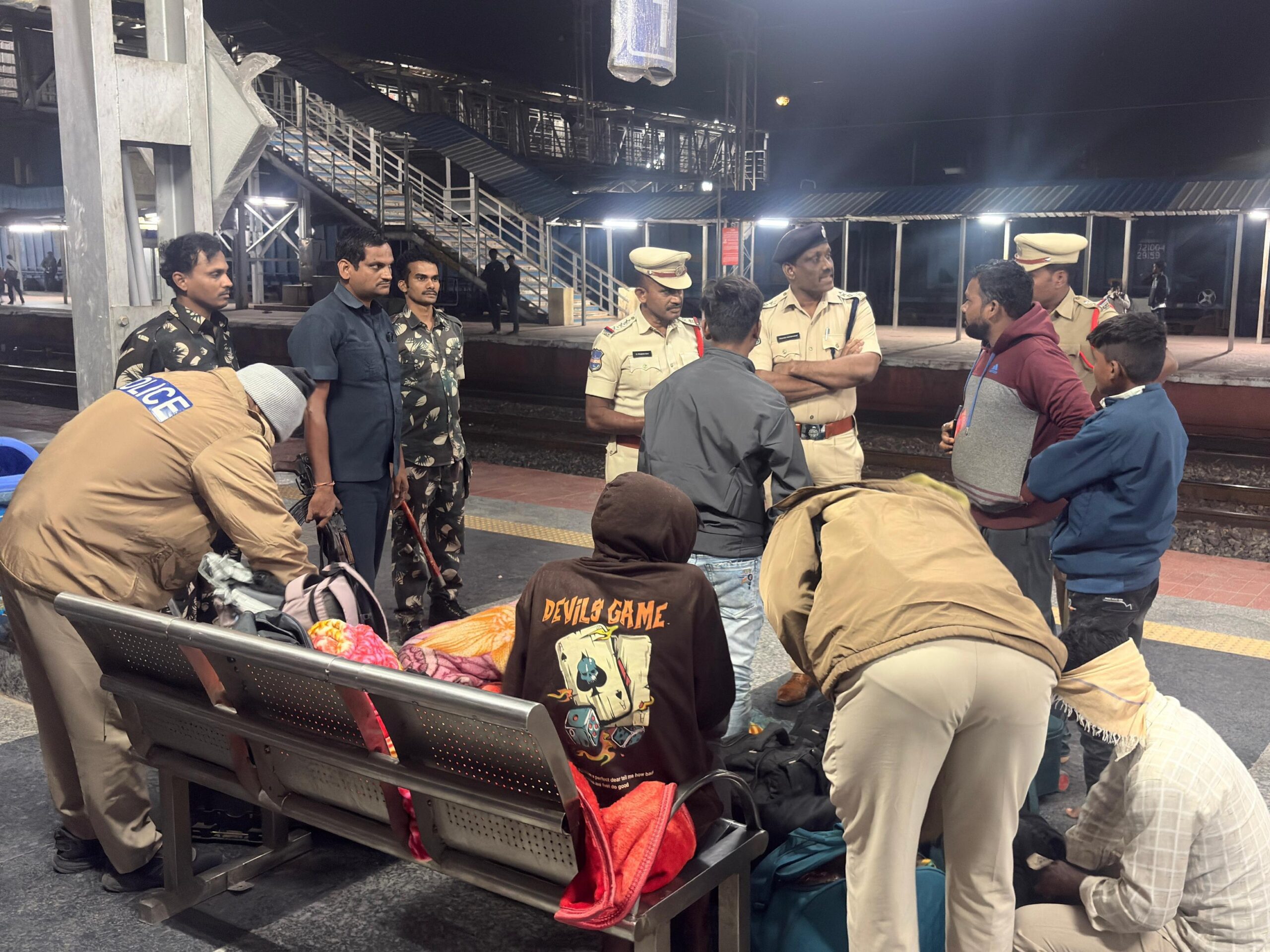 రైల్వే స్టేషన్‌లో విస్తృత తనిఖీలు