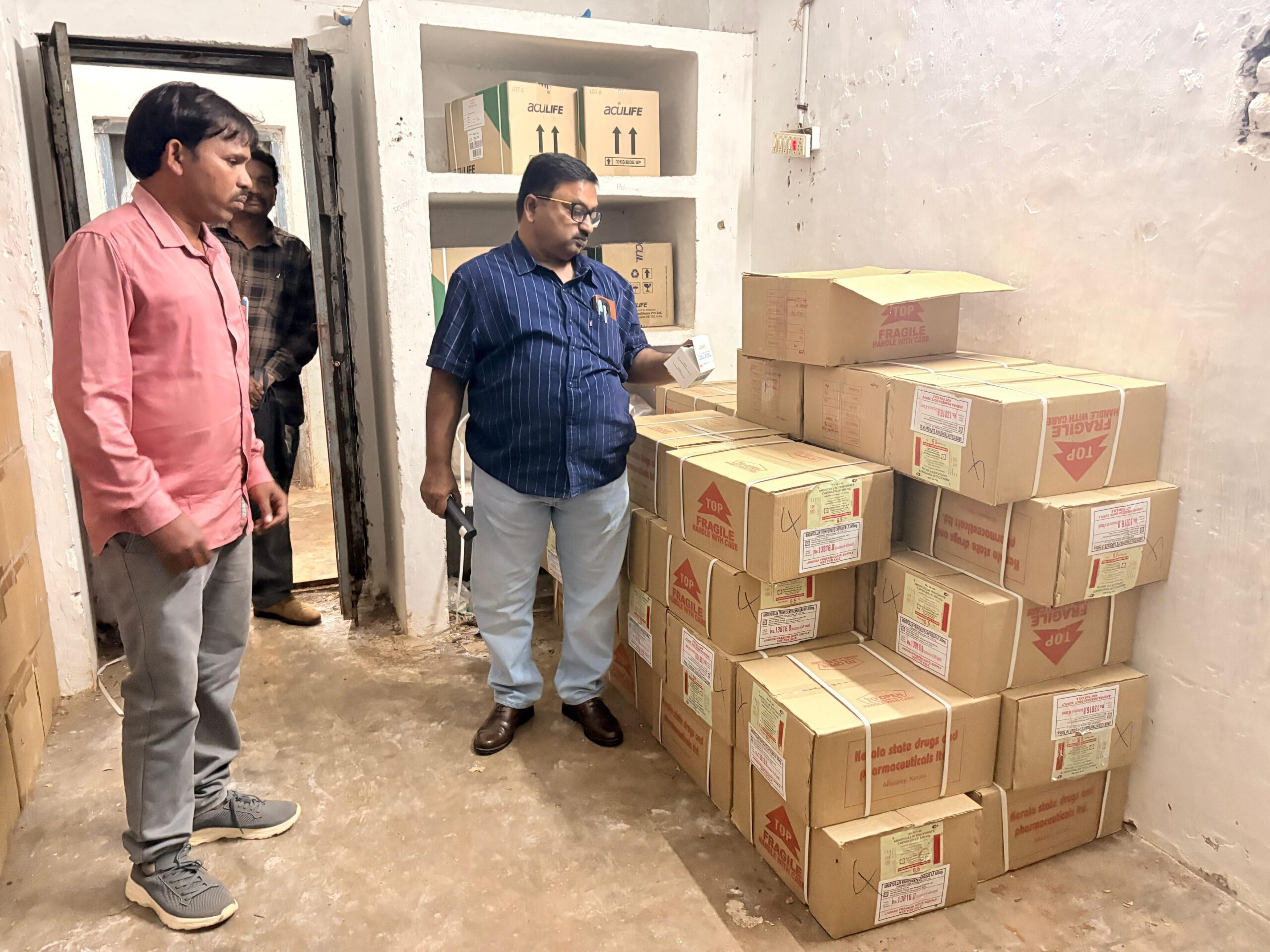 సబ్ డ్రగ్ స్టోర్స్‌ను తనిఖీ చేసిన డీఎంహెచ్‌వో