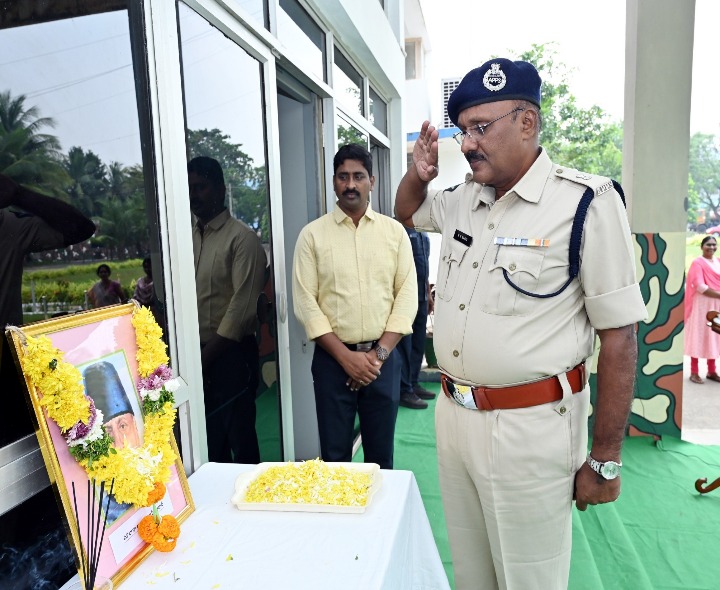 పోలీస్ కార్యాలయంలో అబుల్ కలాం జయంతి