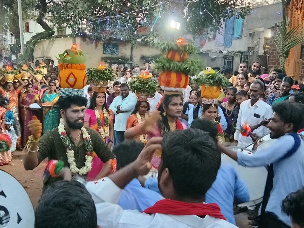 ఘనంగా ఊరడమ్మ బోనాలు