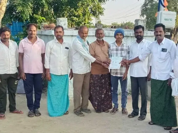 బాధిత కుటుంబానికి CMRF చెక్కు అందజేత