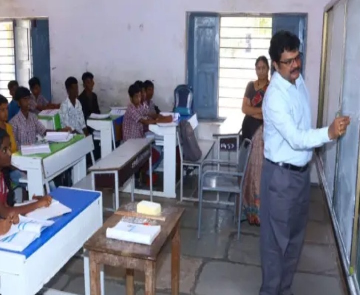విద్యార్థులకు గణితం బోధించిన జిల్లా కలెక్టర్