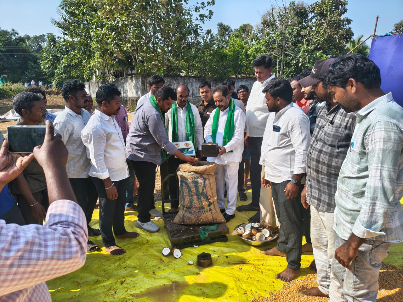 కంబాలపల్లిలో మొక్కజొన్న కొనుగోలు కేంద్రం ప్రారంభం