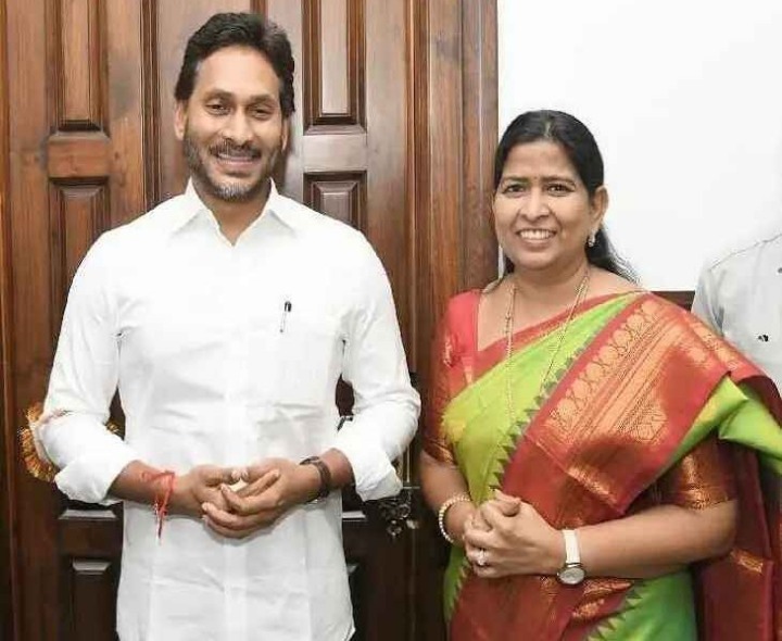 మాజీ CM జగన్‌ను కలిసిన మాజీ హోంమంత్రి వనిత
