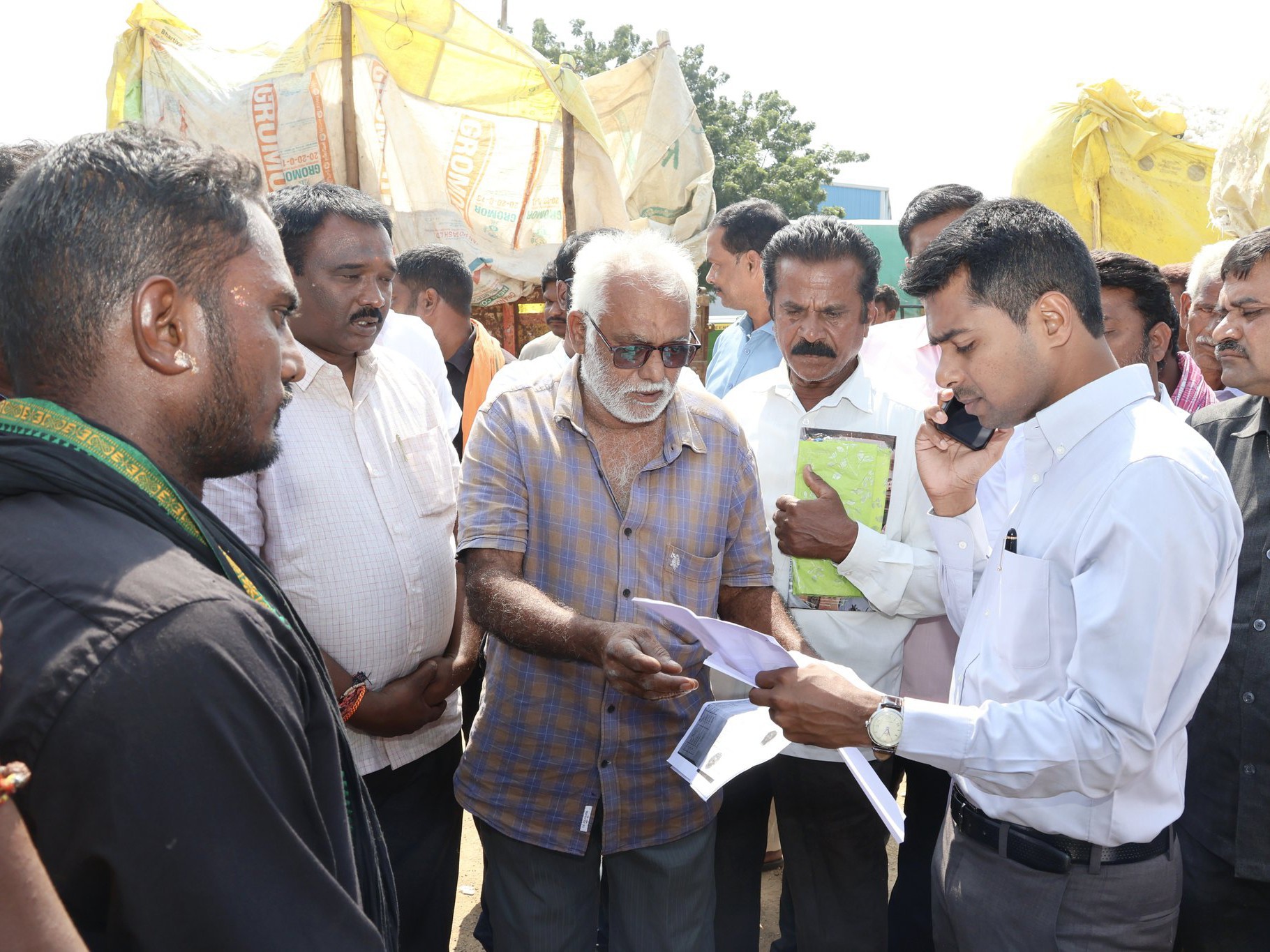 సీసీఐ కొనుగోలు కేంద్రాలను తనిఖీ చేసిన కలెక్టర్