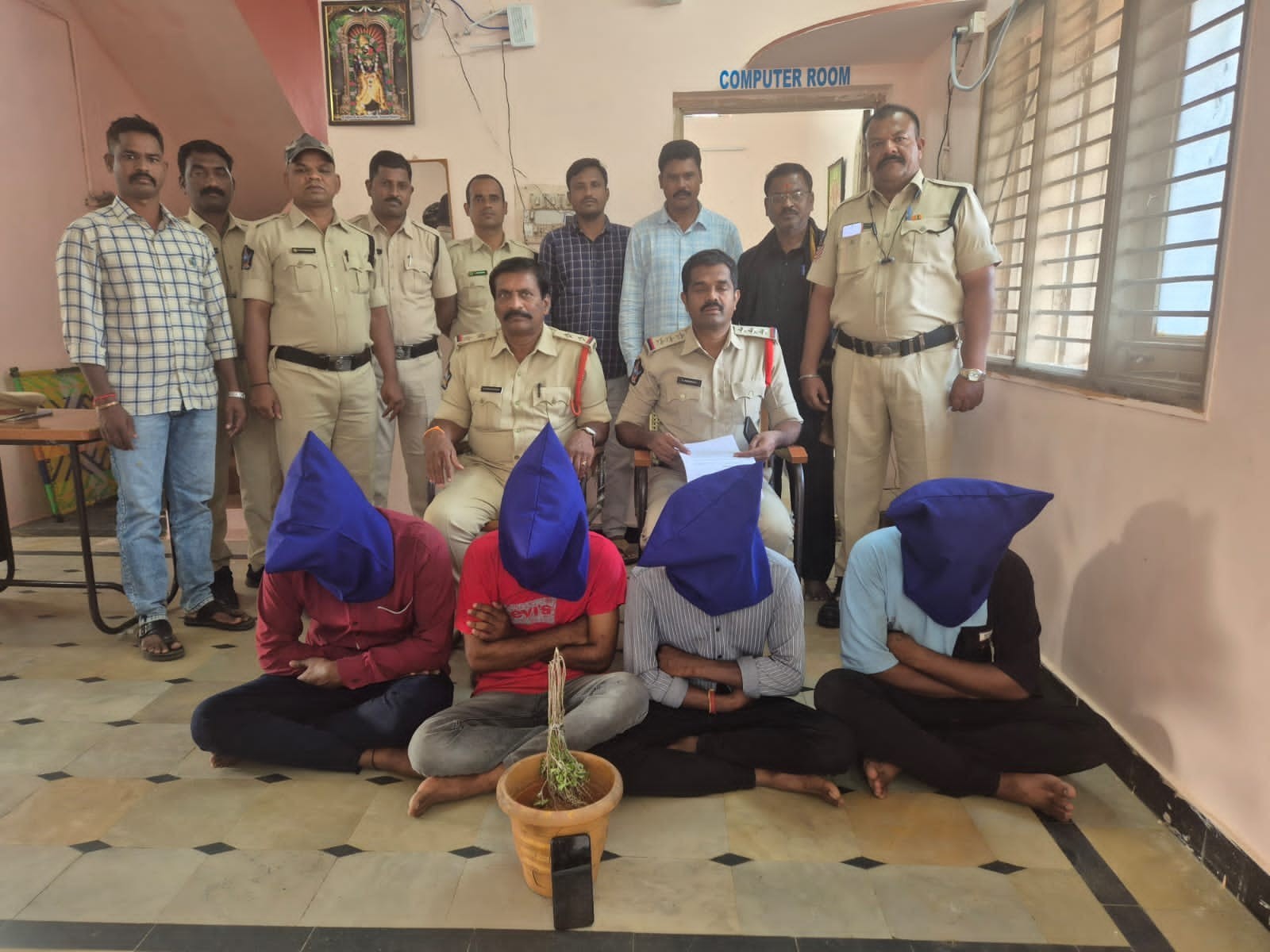 హత్య కేసులో ఐదుగురు నిందితులు అరెస్ట్