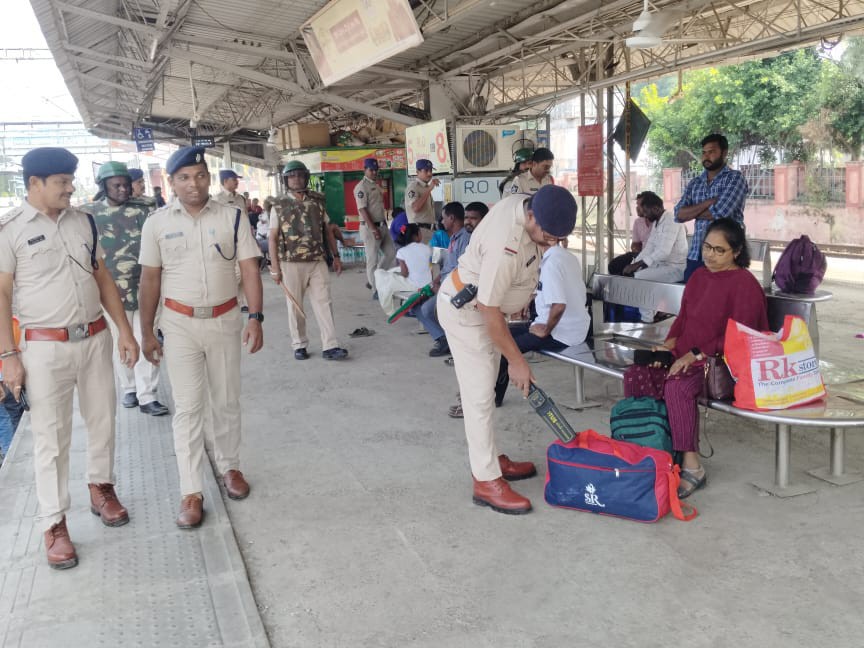 రైల్వే స్టేషన్‌లో ముమ్మురంగా తనిఖీలు