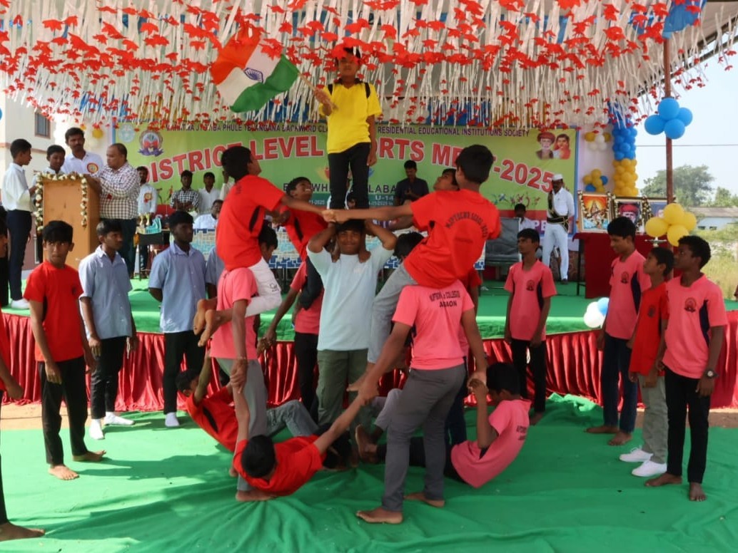 విద్యార్థులు క్రీడలలో రాణించాలి: కలెక్టర్