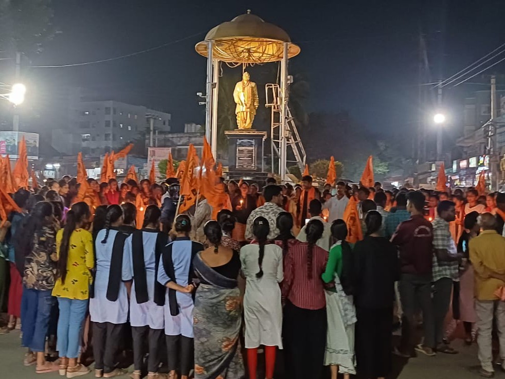 జిల్లా కేంద్రంలో ఏబీవీపీ నిరసన