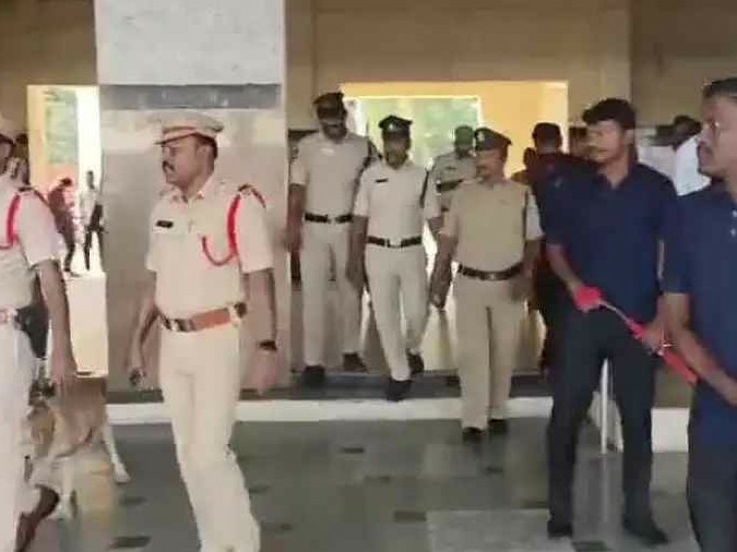 విస్తృతంగా బాంబు డాగ్ స్క్వాడ్ తనిఖీలు