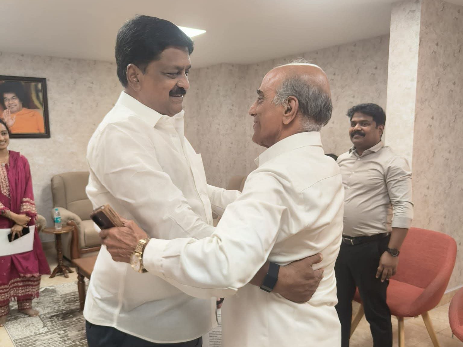 చిన్ననాటి గురువును కలిసిన మంత్రి పయ్యావుల