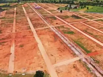 ప్లాట్లు విక్రయించేందుకు లాటరీలు వేస్తున్న యజమానులు