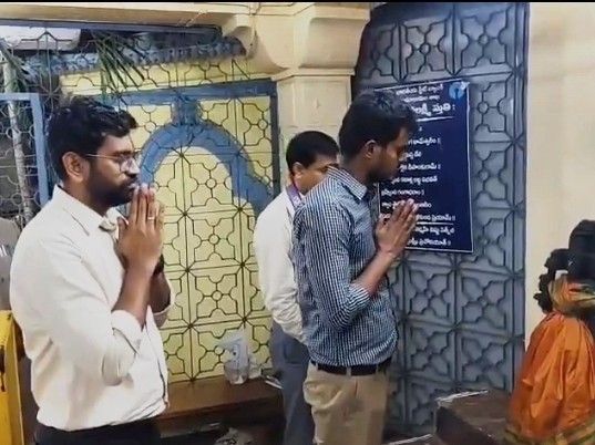 భద్రాద్రి రామయ్యను దర్శించుకున్న కలెక్టర్