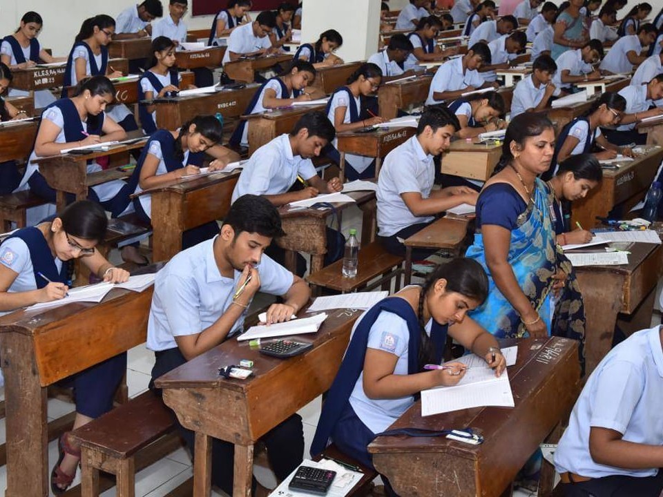 టెన్త్ పరీక్ష ఫీజు చెల్లింపునకు 25 గడువు