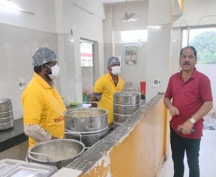 అన్న క్యాంటిన్‌ను పరిశీలించిన కమిషనర్