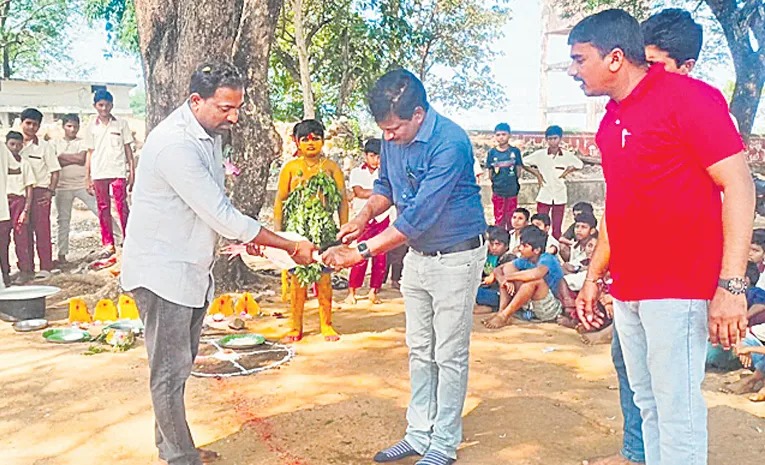 కోడిని కోసి మరీ పాఠం చెప్పిన ప్రిన్సిపాల్