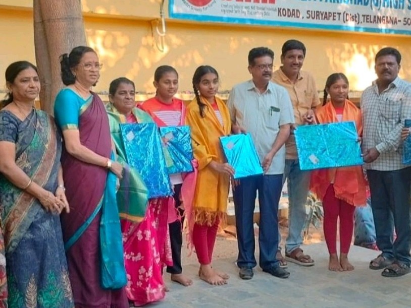 రాష్ట్రస్థాయిలో ఎంపికైన విద్యార్థులను అభినందించిన ఎంఈవో