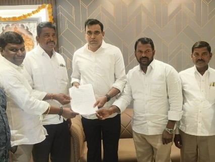 రోడ్లకు నిధులు మంజూరు చేయాలని ఎంపీకి వినతి