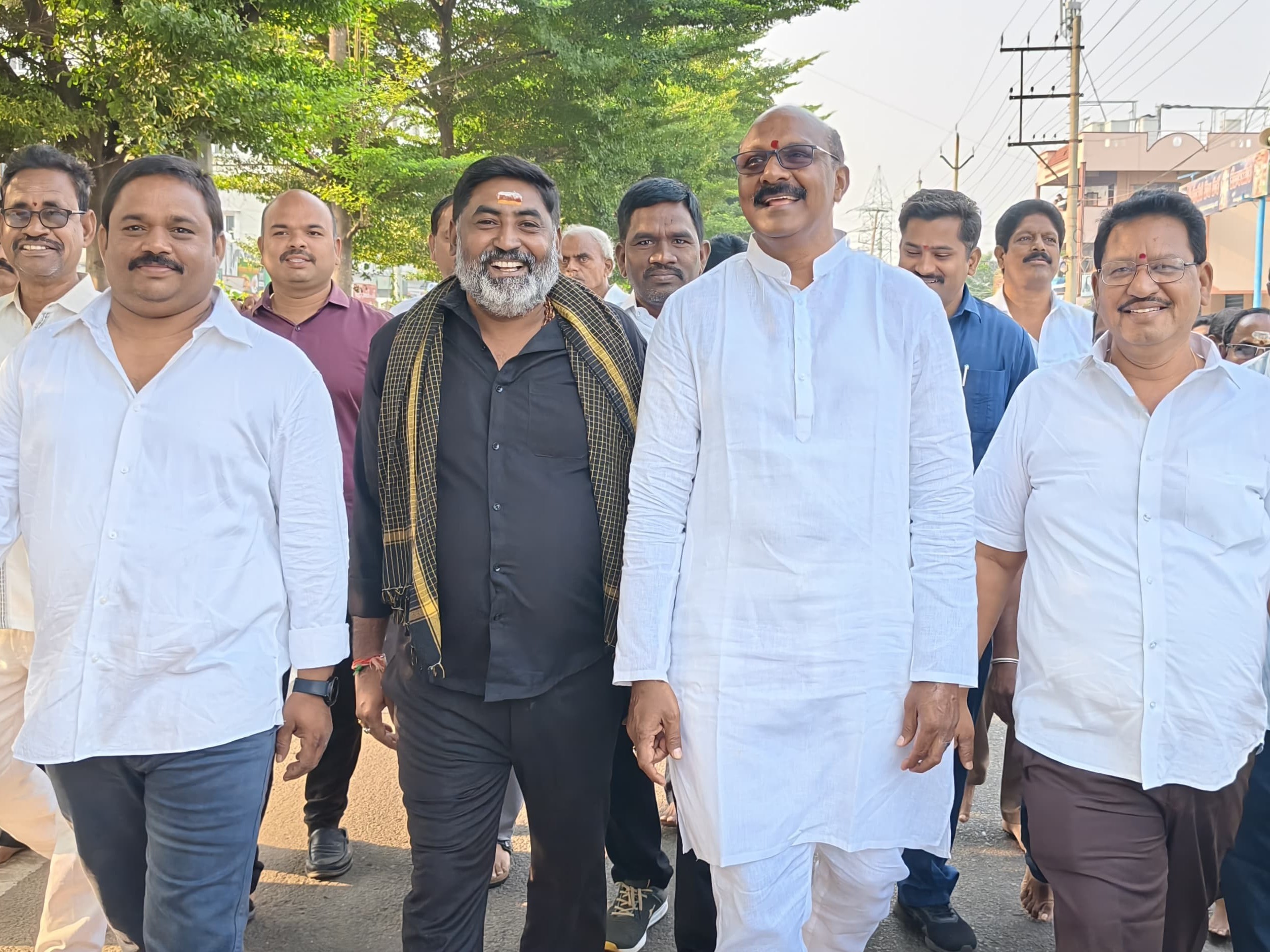 ఎమ్మెల్యే గణబాబుతో గరిడీ యాత్రలో శ్యామ్ సుధాకర్