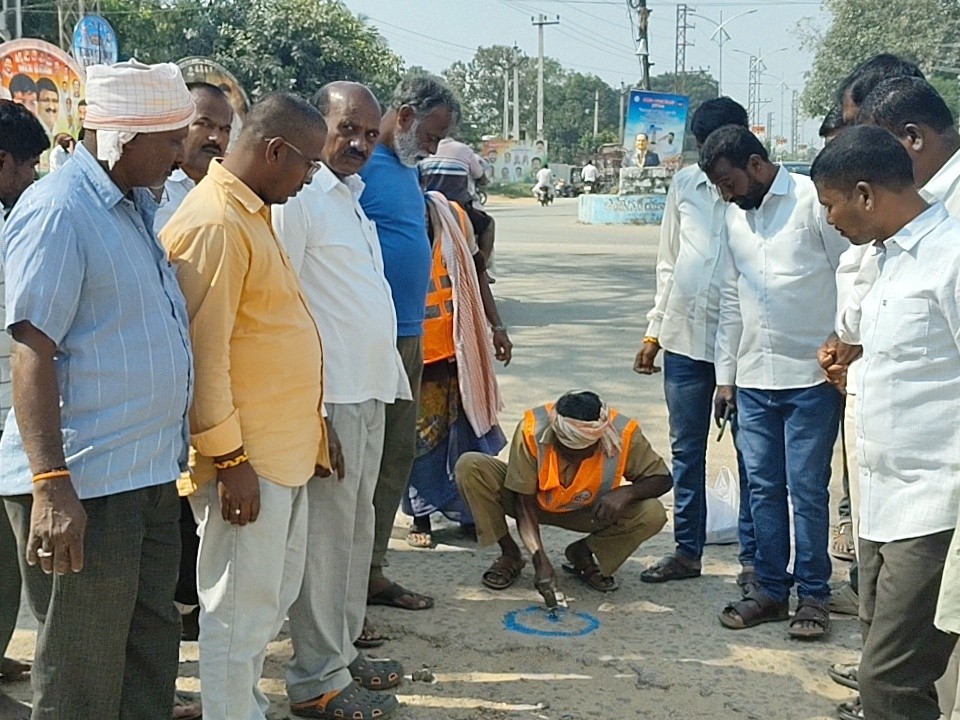 రోడ్డు విస్తరణ పనులు ప్రారంభించిన అధికారులు