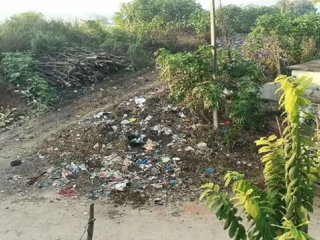 బీసీ హాస్టల్ వద్ద పేరుకపోతున్న చెత్తా