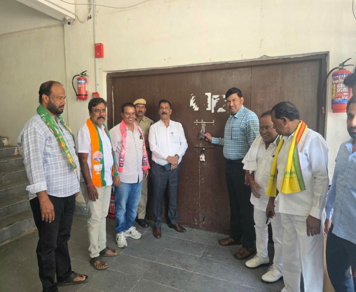 ఈవీఎం గోదాంను తనిఖీ చేసిన ఆర్డీవో