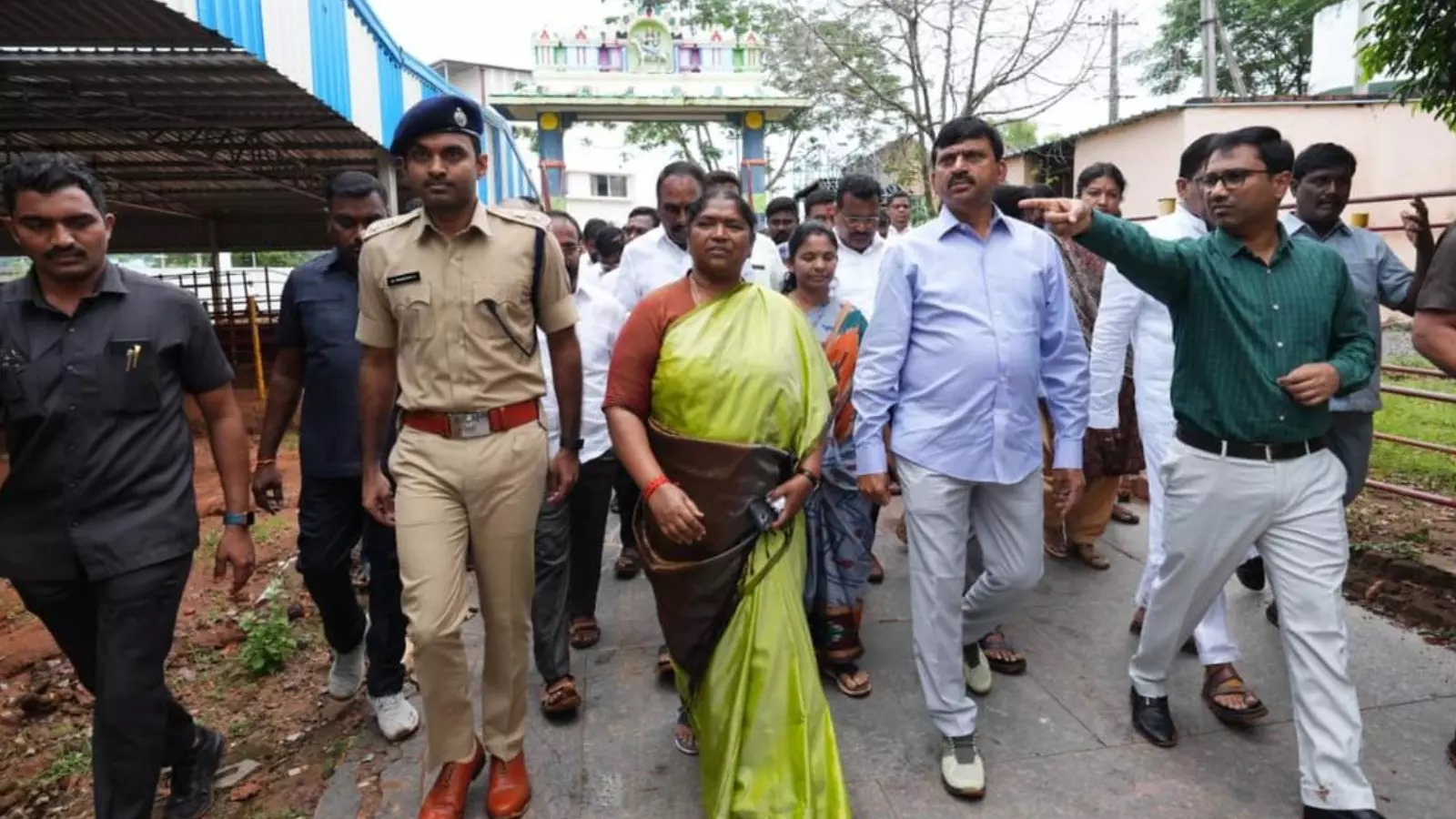 మేడారం అభివృద్ధి పనులను పరిశీలించిన మంత్రులు