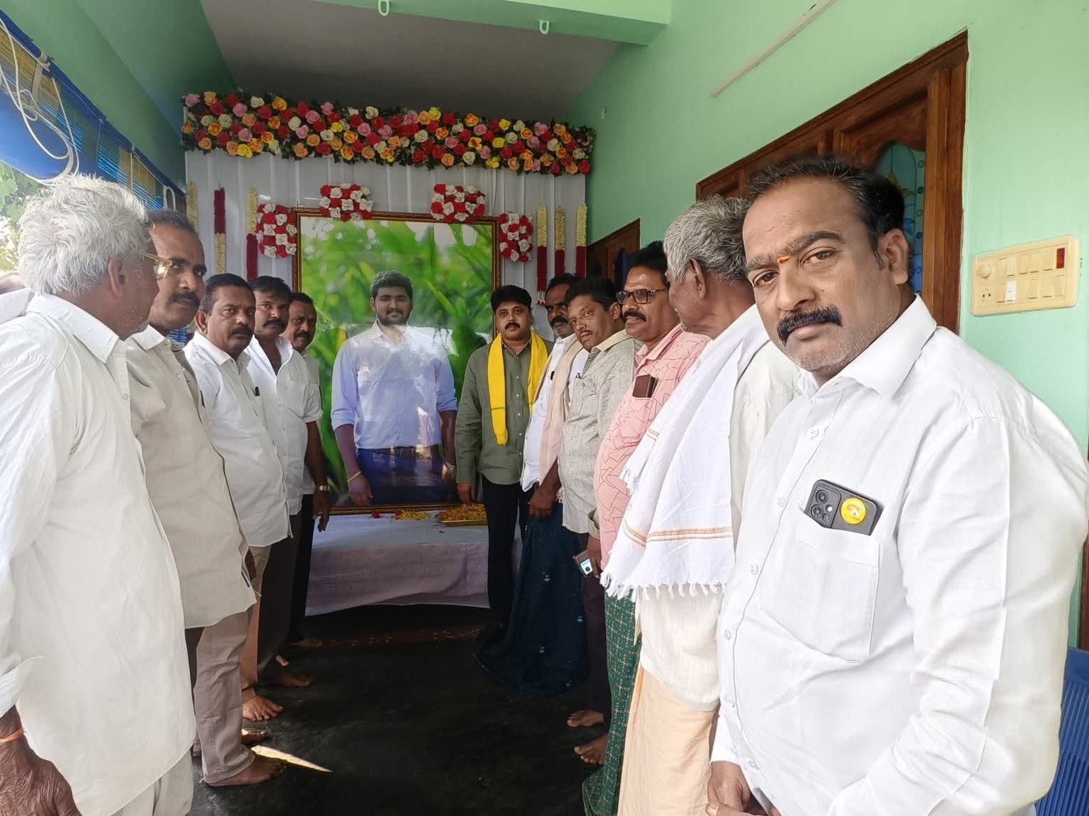 ప్రవీణ్ కుటుంబాన్ని పరామర్శించిన ఎమ్మెల్యే