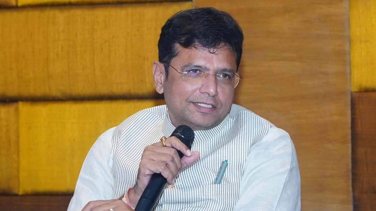 ‘యువత కొత్త ఆలోచనలతో ముందుకు రావాలి’