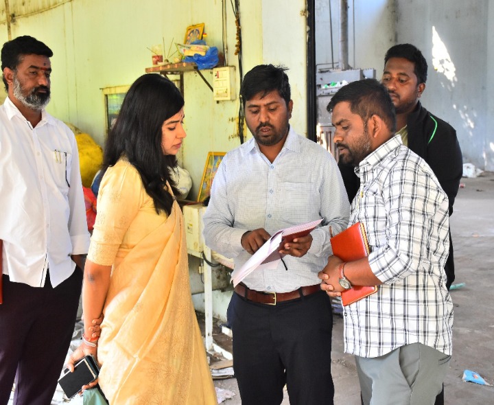 రైతు బజార్‌ను సందర్శించిన ఇంఛార్జ్ కలెక్టర్